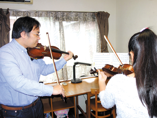 転職後は自宅で子どもと一緒にバイオリンを楽しむゆとりも生まれた。　画像