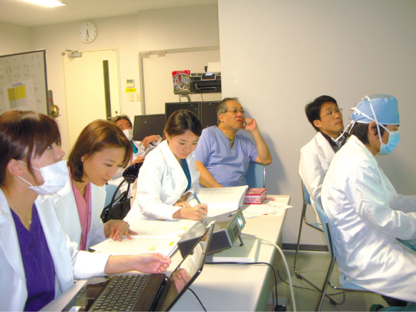 埼玉医科大学国際医療センター乳腺腫瘍科でのカンファレンス風景。　画像