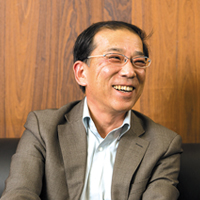 麓 学氏