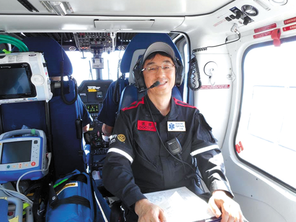 小林氏は道南ドクターヘリの搭乗医師の一員でもあり、当番の日に要請があれば救急現場に向かう。　画像