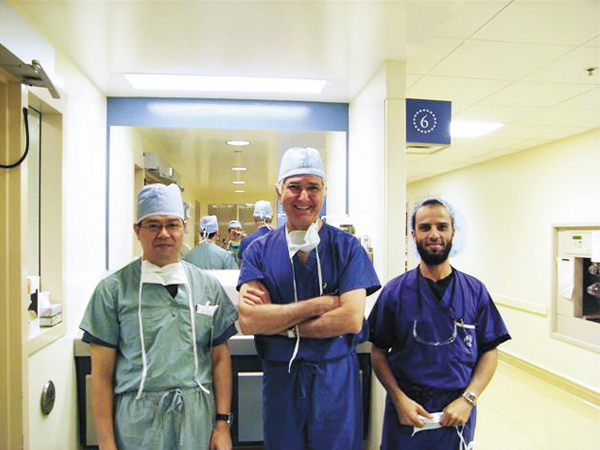 天才的な心臓外科医であるTirone E. David氏（写真中央）の手術見学のため、トロント総合病院に赴いた平野氏。　画像