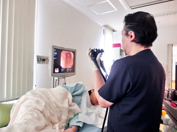 藤岡氏は同院でも内視鏡検査を担当。透析患者の健康維持や一般患者の健診にも貢献している。　画像