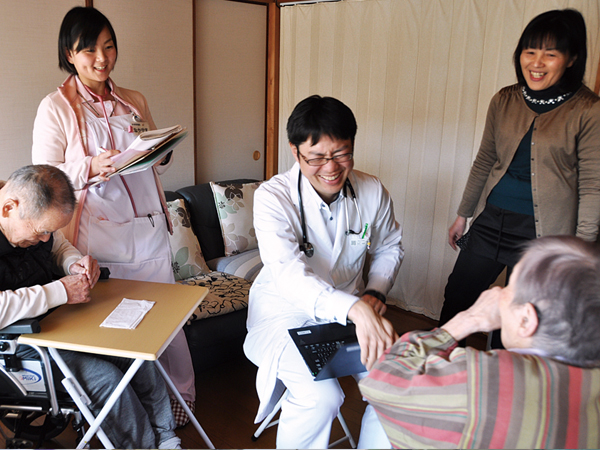 重成氏と同行した看護師による訪問診療の様子。　画像