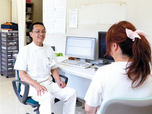 婦人科で外来診療中の伊吹氏。着任を機に同科のリニューアルも進行中。　画像