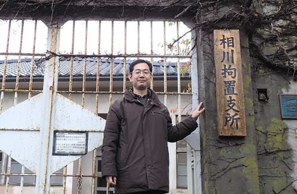 新潟刑務所の旧相川拘置支所をプライベートで「視察」中の岩田氏　画像