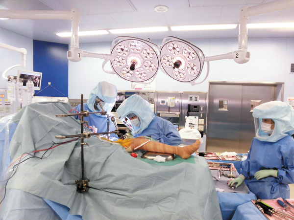 膝の人工関節置換術を行う望月氏（写真中央）　画像