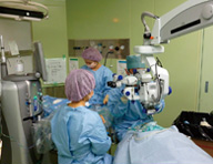 眼科の専門知識を有する看護師とともに、手術をする伊藤氏。医療機器も豊富にそろい、やりがいが大きい。