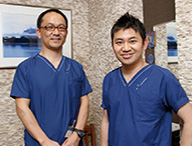 院長の金平氏（左）と、小堀氏。同じ内視鏡手術の専門医として生き方が共鳴する2人だ。