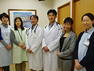 上田医院のスタッフと、佐藤氏（中央左）、上田院長（中央右）。