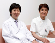 白衣を着て、これから診療に入る、という高橋氏。理事長の川井氏(写真右)や、ほかの非常勤医たちとの情報交換は、非常に有意義だという。