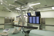 ハイブリッド手術室のほか、100m2超の心臓血管外科専用手術室などで年間3,600症例を超える手術を実施している
