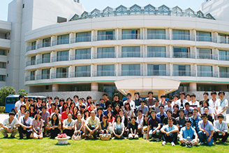 学生・初期研修医・スタッフ合わせて約90人が参加した「初島サマーセミナー2013」の一コマ。
