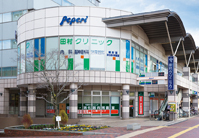 めぐみ会は、東京・多摩地区をはじめ、都内9カ所に総合型クリニックを展開。各クリニックには各診療科の専門医が在籍し、幅広い診療体制を整えている。地域に根ざした診療を基本とし、多くのクリニックが土日・祝日も開院している。